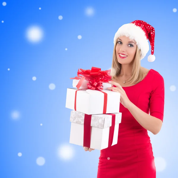 Donna in cappello della santa che posano con scatole regalo sopra Natale backgro — Foto Stock