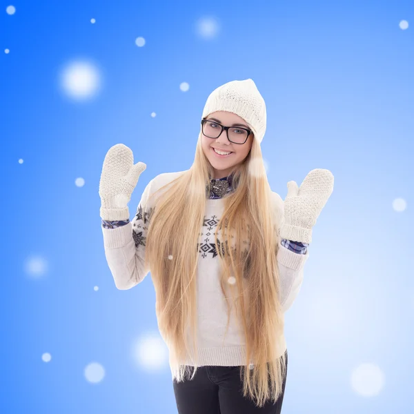 Glad ung kvinna i varma kläder över blå vintern bakgrund — Stockfoto