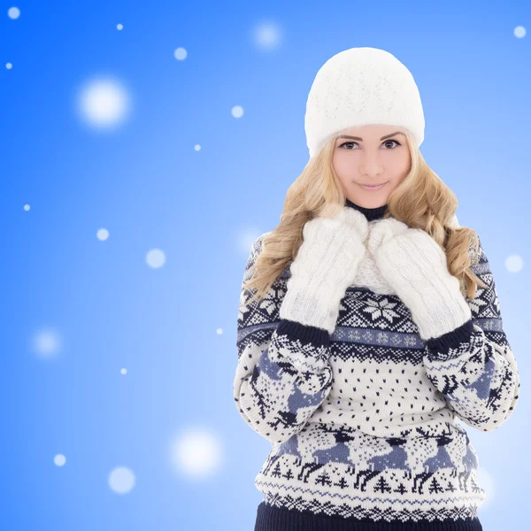 Beautiful girl in winter clothes over winter background — Stock Photo, Image