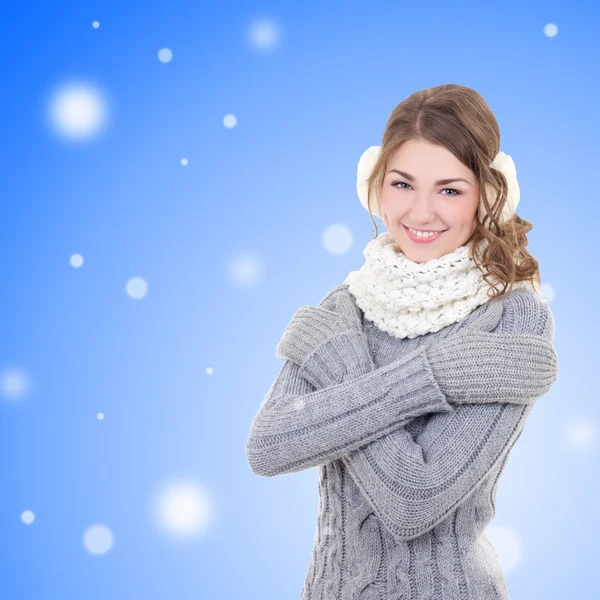 Young beautiful woman in winter clothes over snow christmas back — Stock Photo, Image