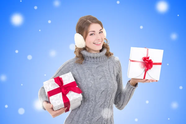 Feliz mulher atraente na camisola de lã e regalos com christma — Fotografia de Stock