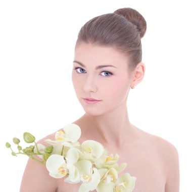 Orkide çiçek üzerinde beyaz izole olan güzel kadın 