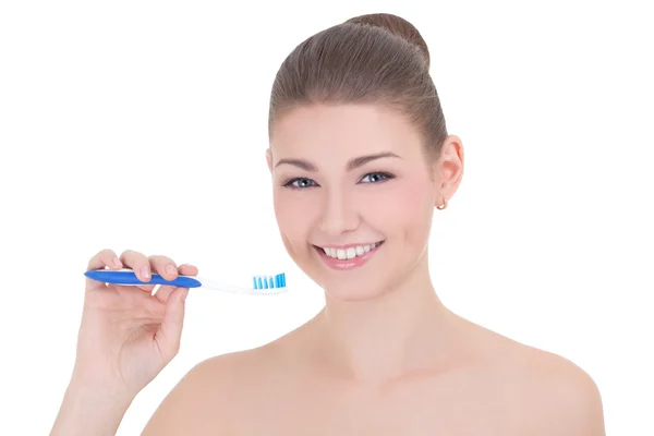 Giovane bella donna sorridente con il toothbrush isolato su bianco — Foto Stock