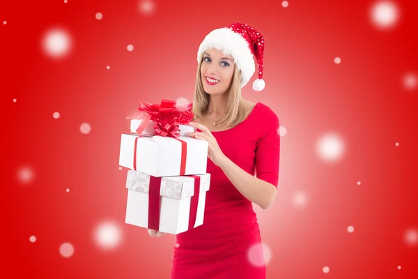 Frau in Nikolausmütze posiert mit Geschenkboxen über rot Winter Zwillingsvulkane — Stockfoto