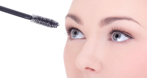 Chiuda sul ritratto di bella donna che applica mascara sul suo occhio — Foto Stock