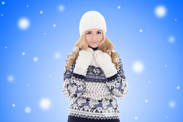 可爱漂亮的女孩，在冬天的衣服，在冬天的背景 — 图库照片