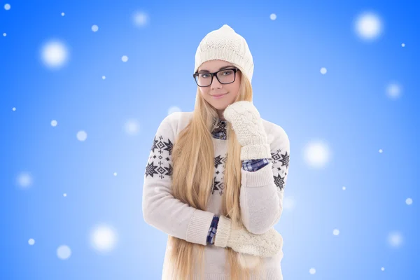 Heureuse jeune femme avec des cheveux longs en vêtements d'hiver chauds au chr — Photo