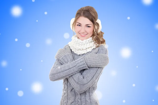 Mujer hermosa joven en ropa de invierno sobre fondo de Navidad — Foto de Stock