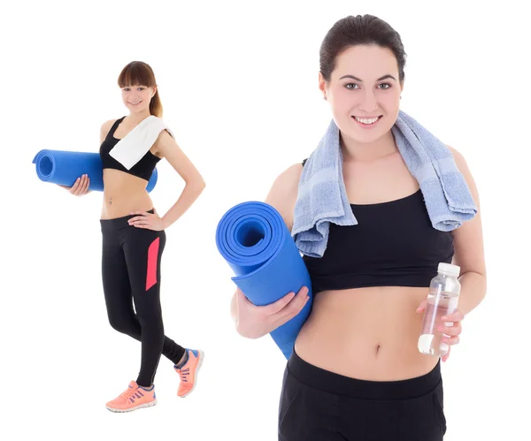 Dos mujeres delgadas felices con esteras de la yoga, toallas y botellas de agua —  Fotos de Stock