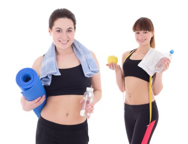yoga mat, havlu ve su şişeleri ile iki mutlu ince kadın 