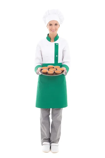 Feliz chef mujer en bandeja de explotación uniforme con muffins - len completo —  Fotos de Stock