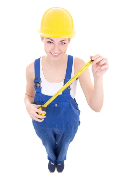 Смешная молодая привлекательная женщина строитель в спецодежды с мерой та — стоковое фото