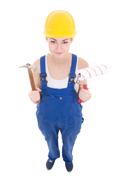 Fiatal, vonzó nő építő munkaruha kalapáccsal és festék — Stock Fotó
