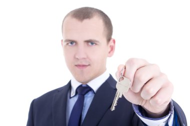 beyaz izole erkek emlakçı elinde metal anahtar