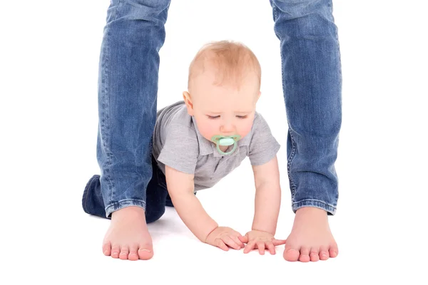 Lilla baby boy småbarn och mammas ben isolerad på vit — Stockfoto