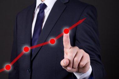 koyu arka plan üzerinde ok dokunmadan işadamı parmak