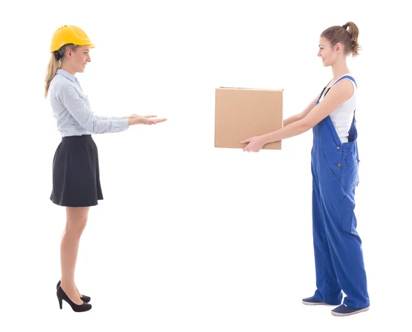 Conceito de entrega - mulher em workwear dando caixa de papelão para ônibus — Fotografia de Stock