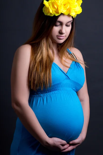 Glad ung vacker gravid kvinna i blå klänning med gul f — Stockfoto