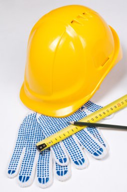 duvarcı araçları - sarı kask, iş eldivenleri, kalem ve ölçü ta