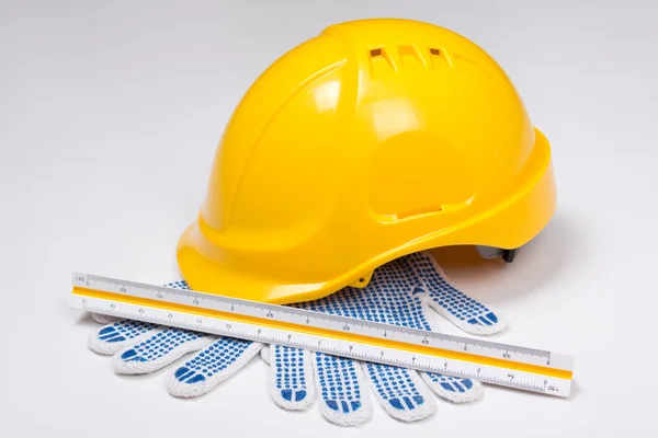 Herramientas del constructor - casco, guantes de trabajo y regla sobre blanco — Foto de Stock