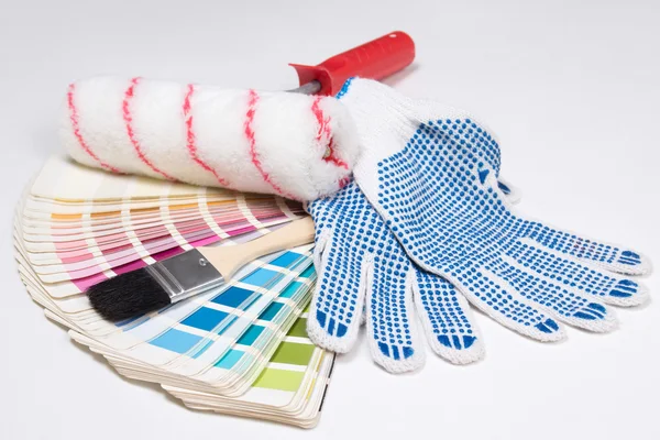 Herramientas de pintor - cepillos, guantes de trabajo y paleta de color sobre —  Fotos de Stock