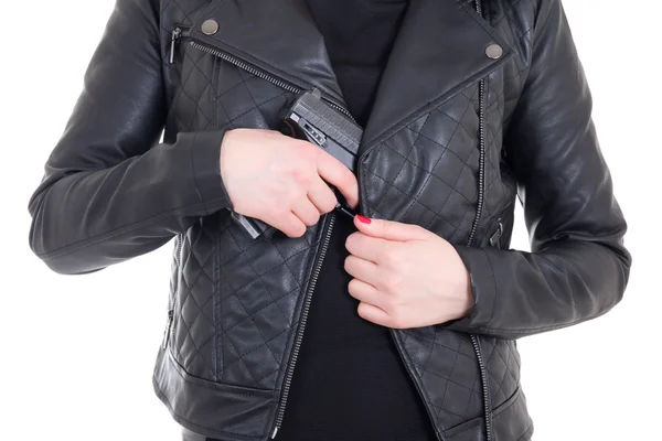 Arma de esconder-se mulher de casaco de couro isolado no branco — Fotografia de Stock