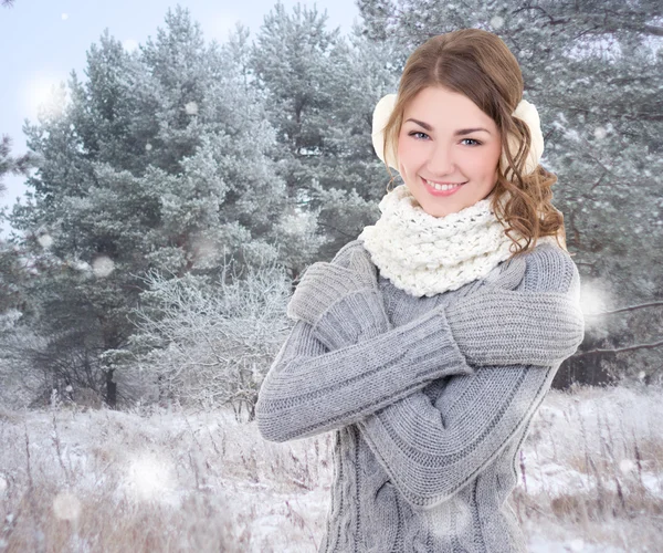 Young beautiful woman in winter forest — Stock Photo, Image