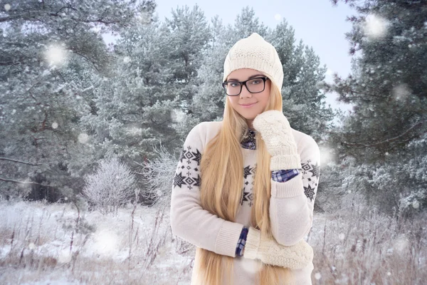 Donna graziosa in vestiti di inverno che cammina nella foresta — Foto Stock