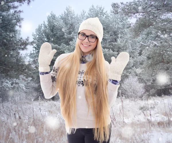 Mulher bonita feliz em roupas quentes, andando em winter park — Fotografia de Stock