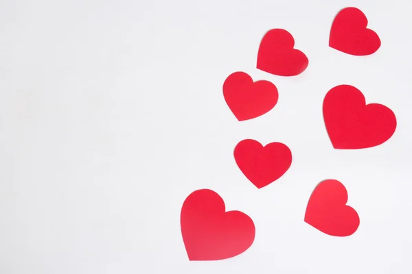 Kopya alanı ile beyaz üzerine kırmızı kağıt Kalpler — Stok fotoğraf