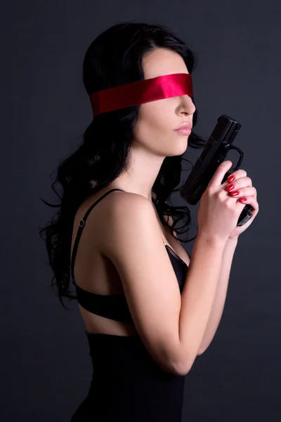 Joven hermosa mujer sexy en ropa interior negro con cinta roja en — Foto de Stock