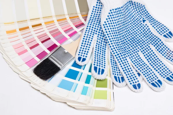 Cierre para arriba de las herramientas del pintor - cepillo guantes de trabajo y pa colorido —  Fotos de Stock