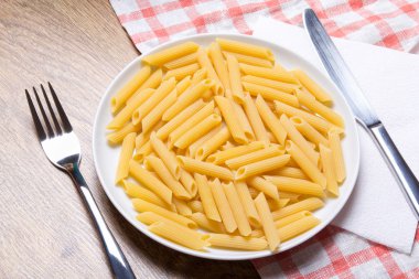 çatal ve bıçak ile plaka ham İtalyan makarna kapat