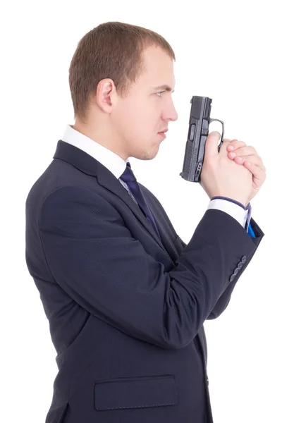 Vista laterale dell'uomo serio in vestito di affari con la pistola isolata su w — Foto Stock