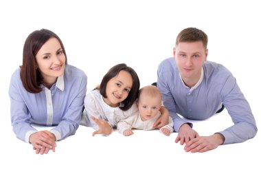 Baba, anne, kızı ve oğlu izole üzerinde beyaz yalan