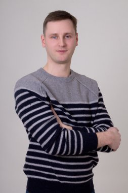 yakışıklı delikanlı gri üzerinde poz