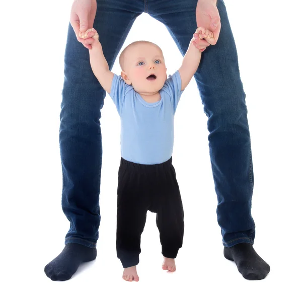 Piccolo neonato che cammina con il padre isolato su bianco — Foto Stock