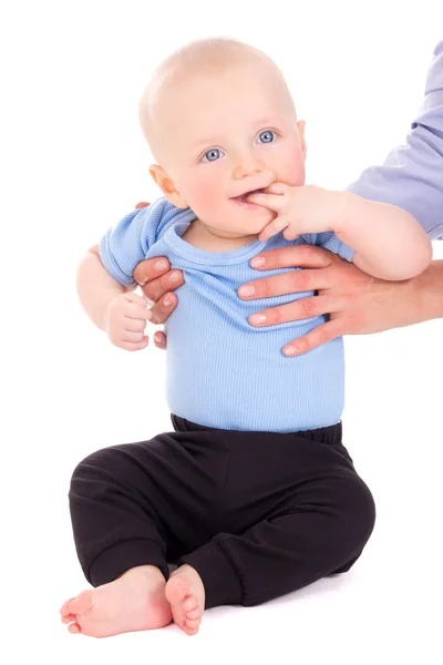 Piccolo neonato che si siede isolato su bianco — Foto Stock