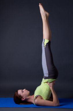 genç güzel sportif kız bacaklar egzersiz gri yapıyor