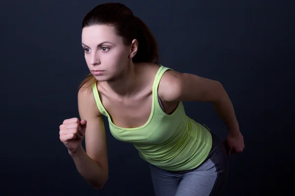 Junge schöne sportliche Frau überfahren grau — Stockfoto