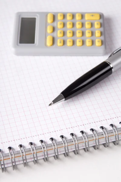 Concepto de negocio - cuaderno con páginas marcadas, lápiz y calcula — Foto de Stock