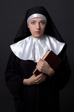Rahibe peçe ile kitap üzerinde gri kadın