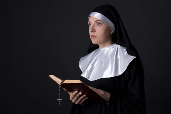 Concetto di religione - suora giovane bella donna lettura Bibbia sopra — Foto Stock