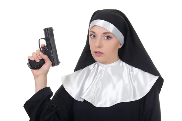 Ung kvinna nunna med pistol isolerad på vit — Stockfoto
