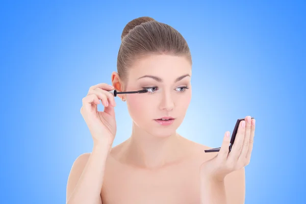 Portrait of young beautiful woman applying mascara on her eyelas — Stock Photo, Image