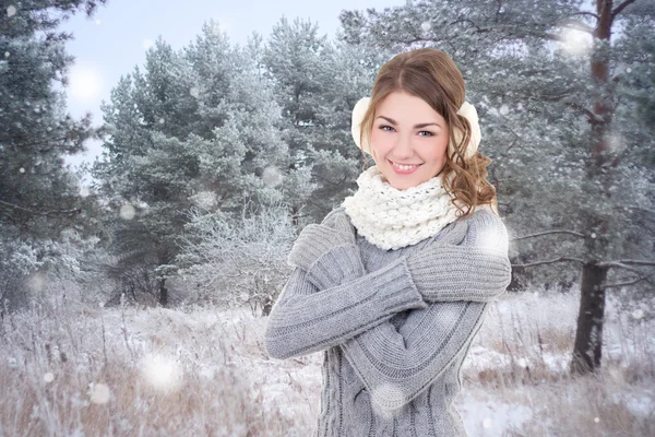 Glad ung vacker kvinna i vinter skog — Stockfoto