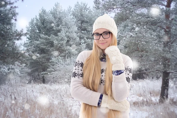 Ładna kobieta w ciepłą odzież chodzenie w winter park — Zdjęcie stockowe