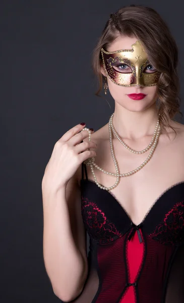 Όμορφη σέξι κοπέλα σε εσώρουχα και μάσκα πέρα από το γκρι — Φωτογραφία Αρχείου