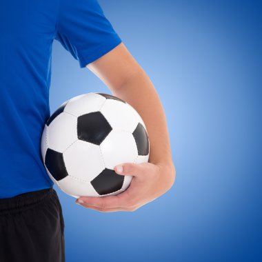 Futbol topu mavi üzerinde oyuncunun elinde