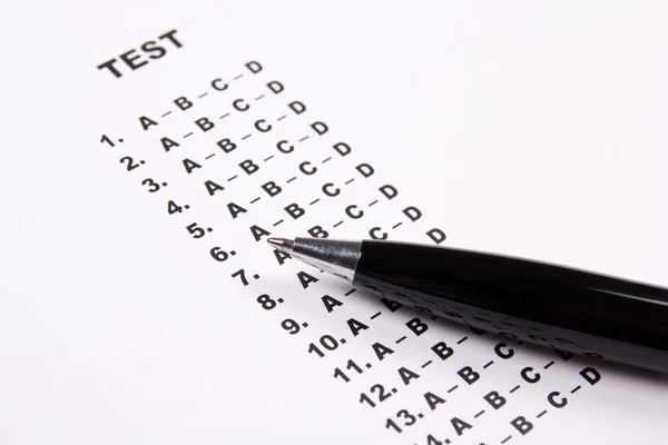 Крупним планом тестовий аркуш з відповідями і ручкою — стокове фото